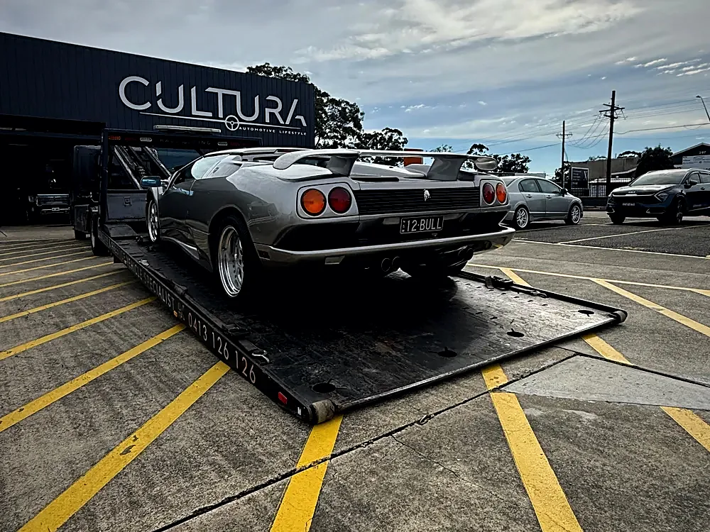 Classic Lamborghini Diablo on HaulKing's tray outside Cultura